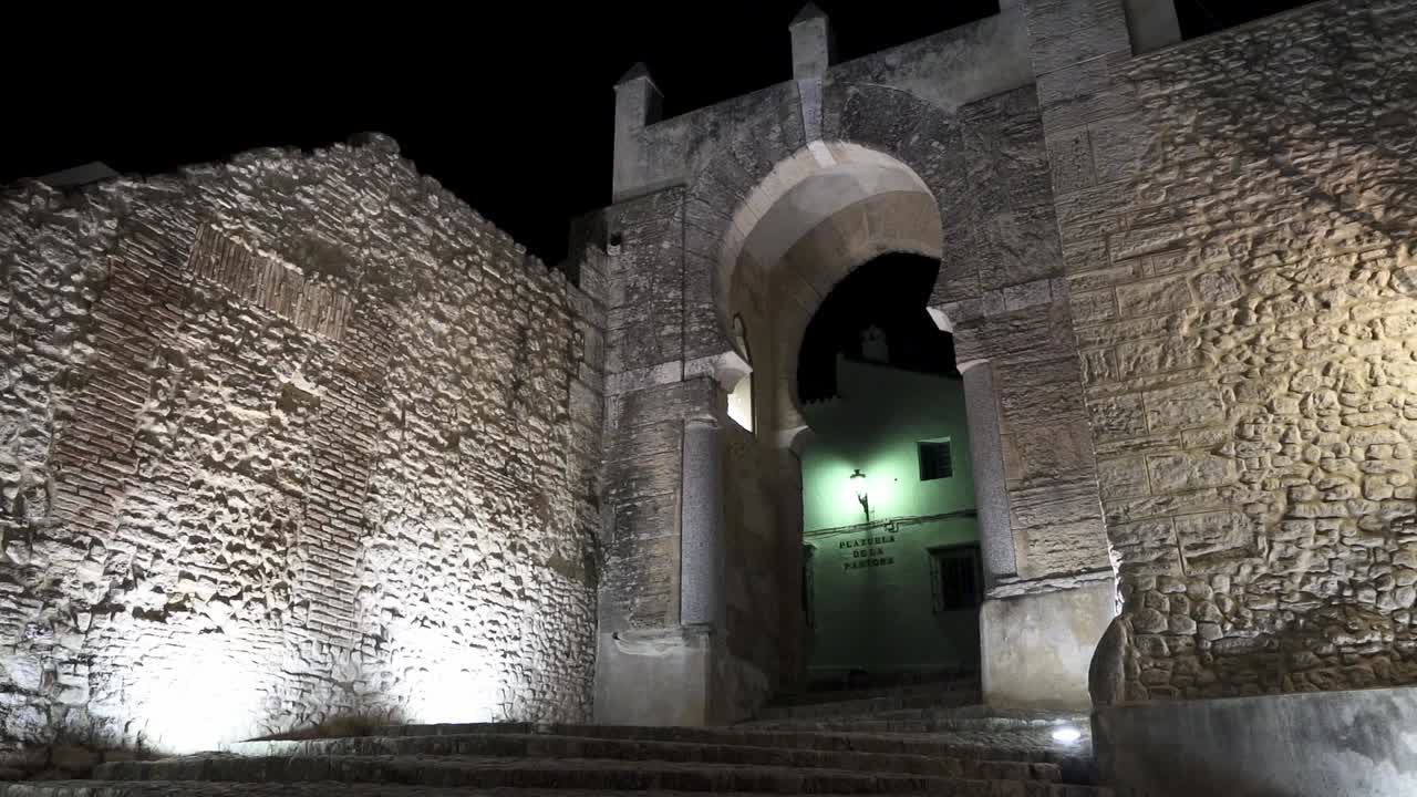 entrando en una puerta enorme, entrada principal de la fortaleza medieval en medina, cádiz, europa