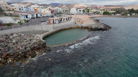 vista aérea lateral de la playa de el perchel, su piscina natural y los restaurantes costeros