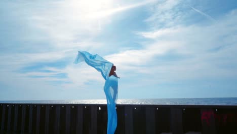 Mujer-Romántica-Con-Tela-Volando-Sobre-El-Viento-En-Un-Largo-Muelle.-Concepto-De-Libertad