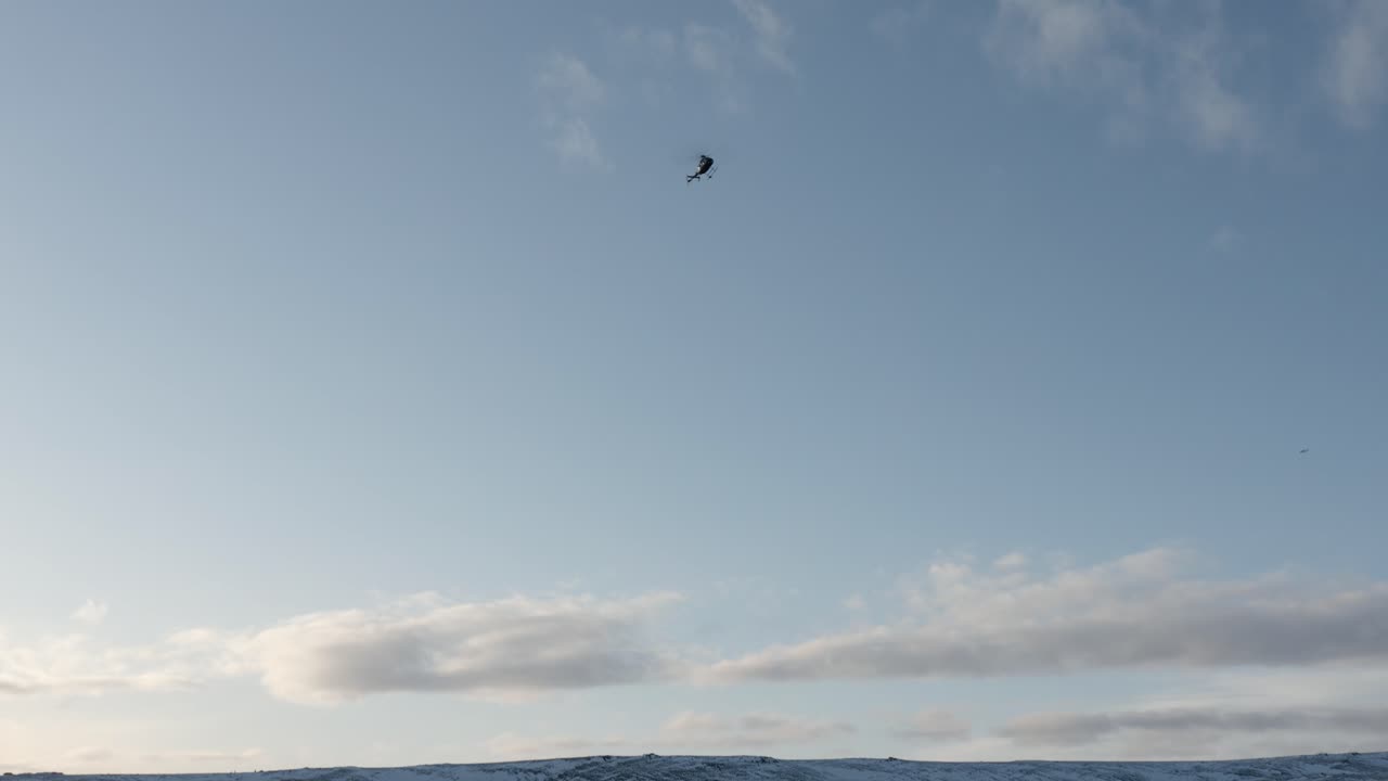 맑은 하늘을 배경으로 외딴 아이슬란드 지역에서 이륙하는 헬리콥터