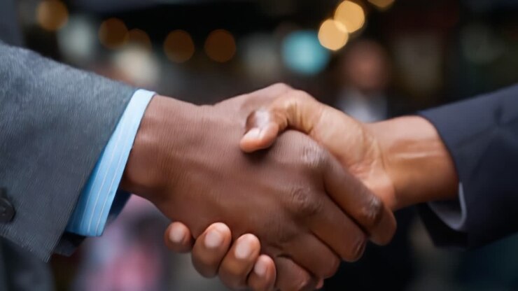 Un simbolo professionale di stretta di mano che simboleggia la collaborazione, la fiducia e l'impegno tra due persone coinvolte in un rapporto commerciale significativo