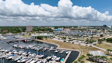 Luftaufnahme-Des-Yachthafens-In-Daytona-Beach,-Florida