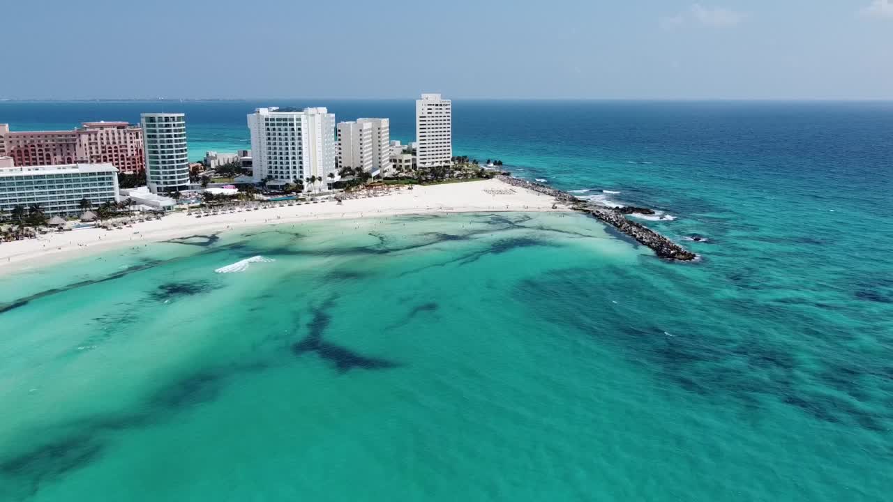 Le acque limpide e turchesi e le spiagge bianche di Cancun con resort, vista aerea.