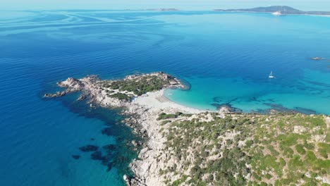 playa de arena blanca punta molentis en villasimius, cerdeña - antena 4k inclinada hacia abajo