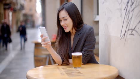 Smiling-young-woman-relaxing-with-a-beer