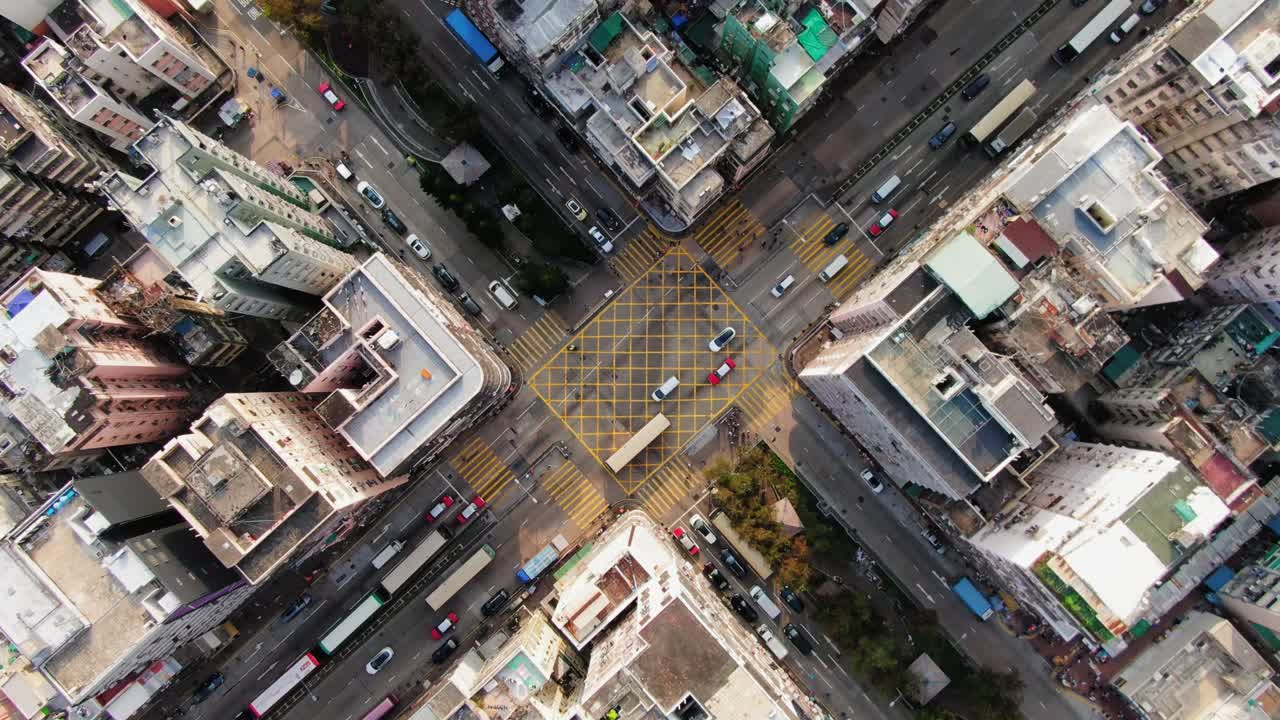 edificios del centro de hong kong, paso de peatones y tráfico, vista aérea a gran altura