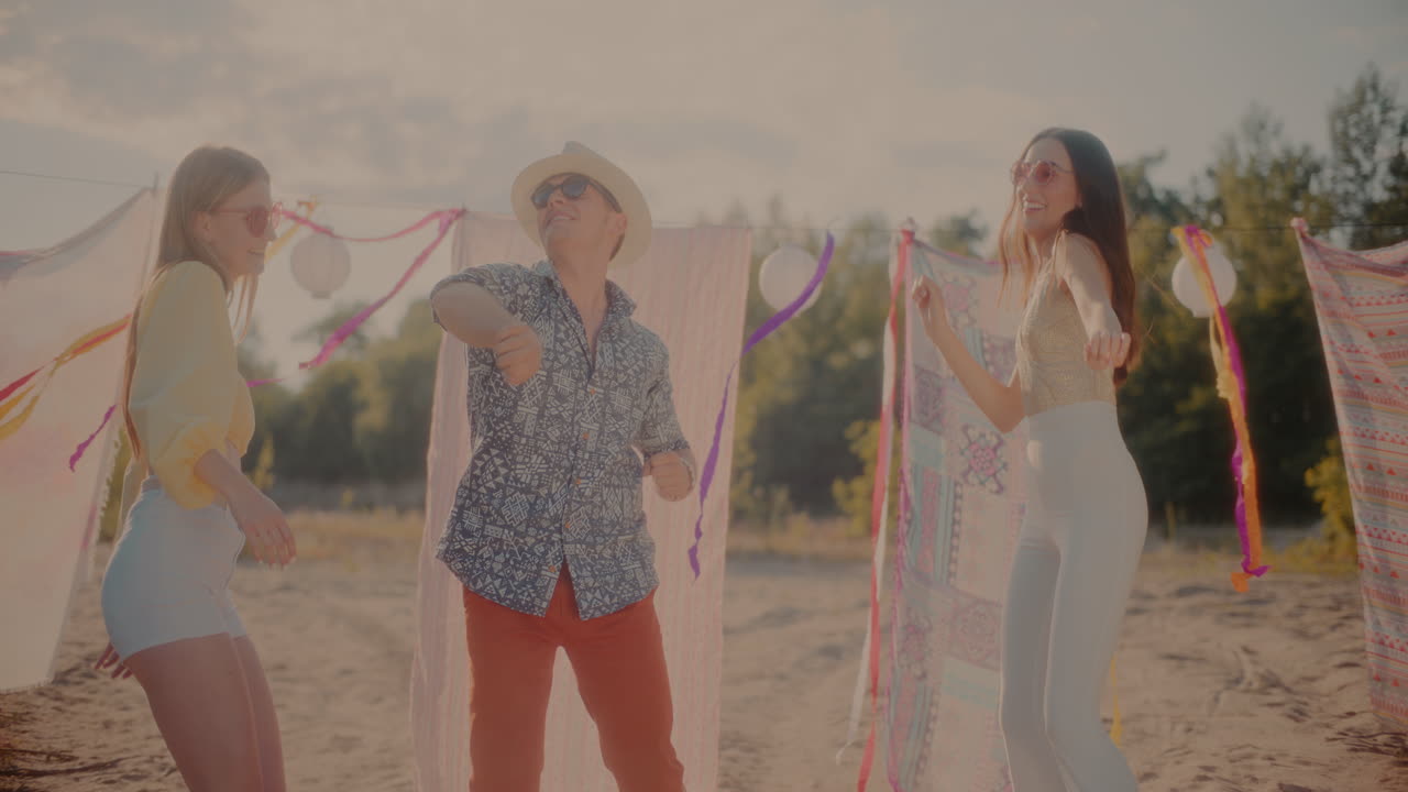 행복한 젊은 남녀들이 음악에 따라 춤을 춘다.