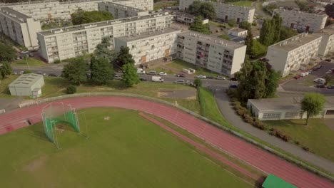 francia, alrededor de parís, vista de bloques de suburbios por drone