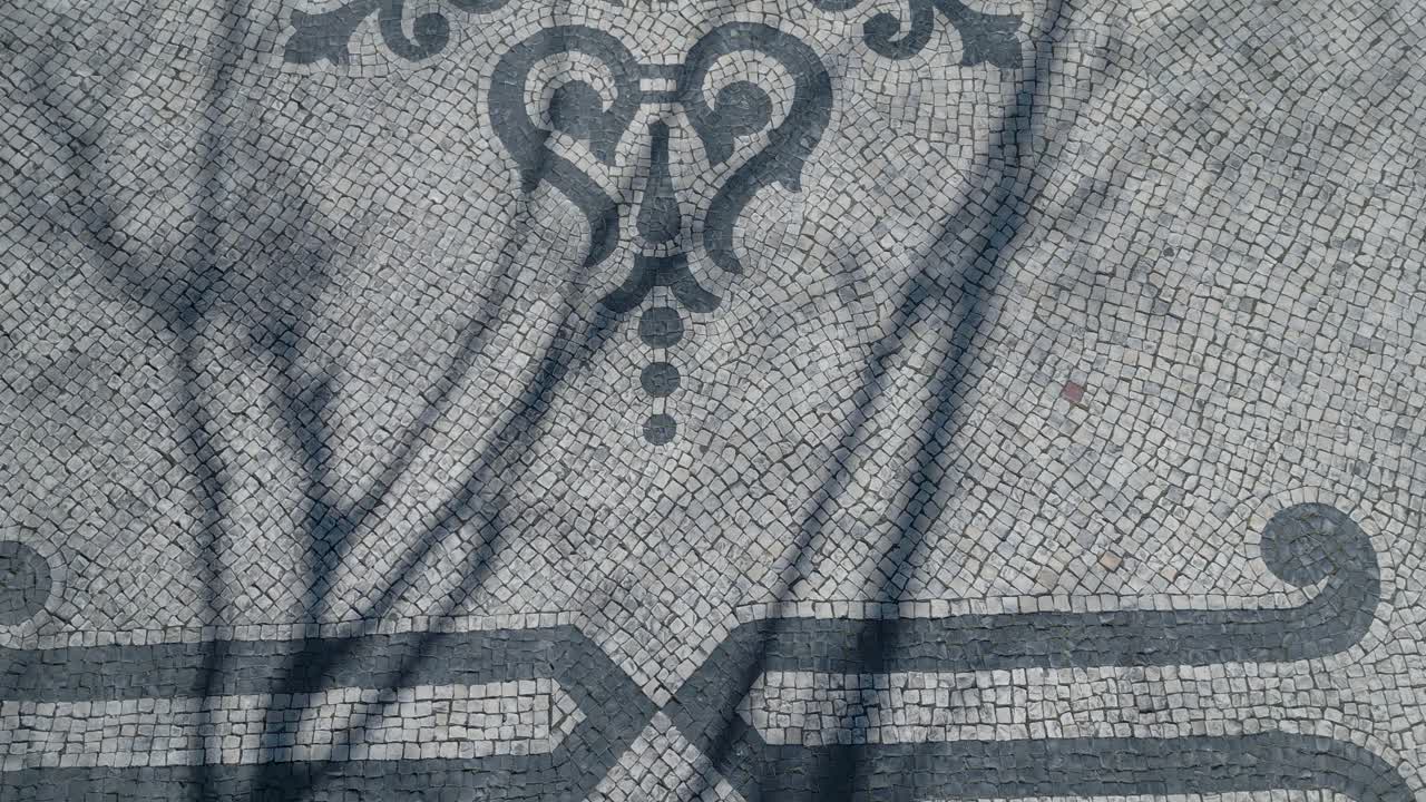 리스본 포르투갈 4k에서 리버티 애비뉴를 찾는 전형적인 포르투갈 조약돌 포장 도로의 공중 하향식 전망