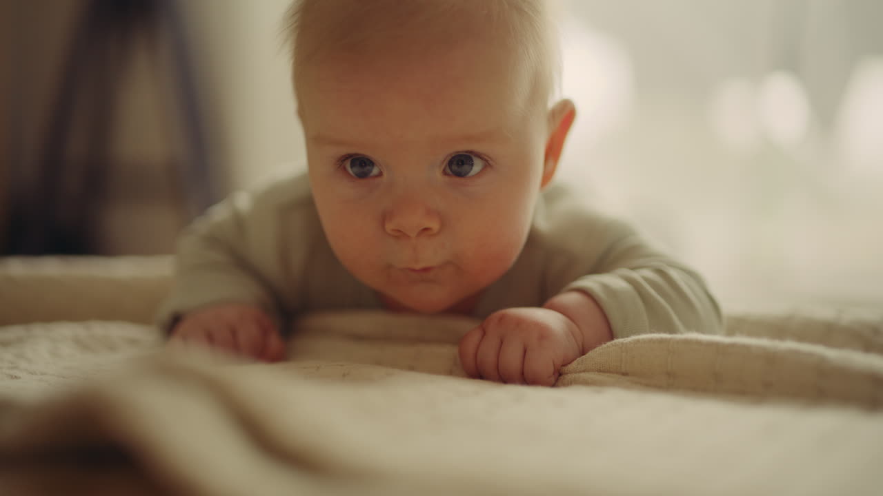 Baby på et teppe