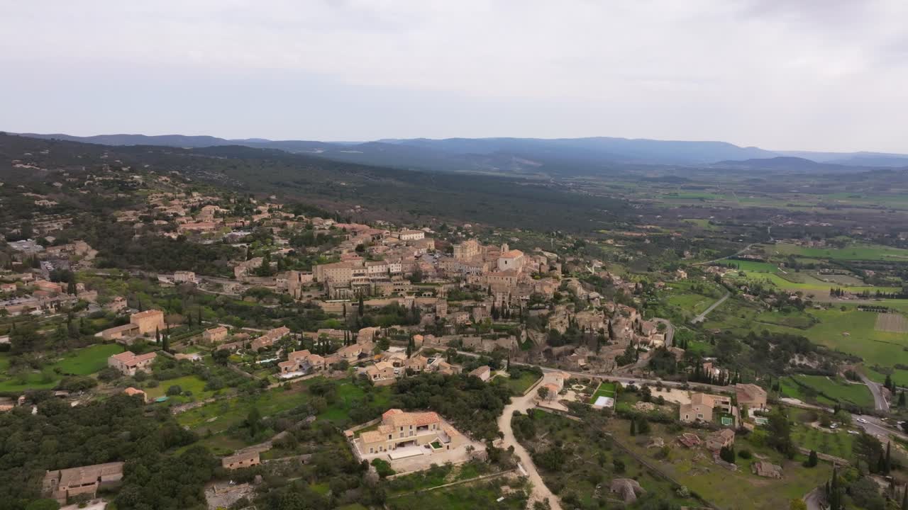 Vista aerea del villaggio collinare di Gordes, nella Francia meridionale, e del suo sito storico