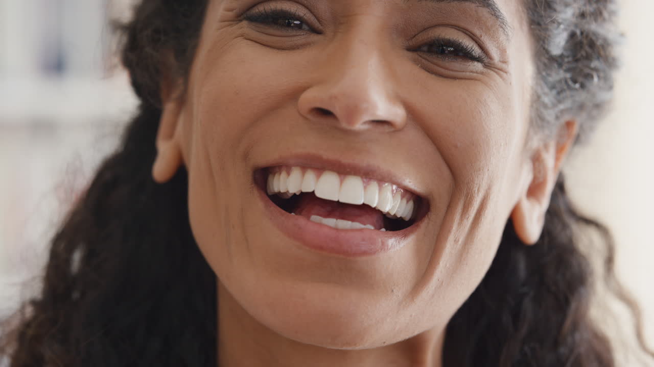 ritratto di una bella donna sorridente, di aspetto felice, sicura di sé, immagine di bellezza femminile, concetto di testimonianza 4k