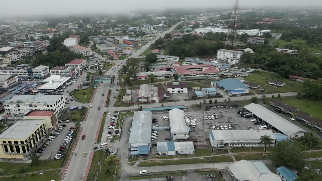 Mistige ochtend, prachtig dronebeeld van de stad Sri Aman aan de Batang Lupar-rivier, tijdens de Regatta en Pesta Benak, Sarawak, Borneo