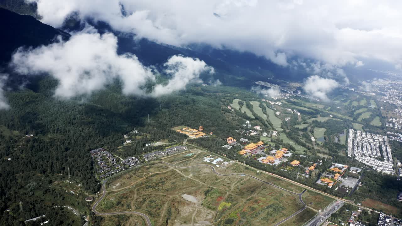 ciudad de dali que se extiende en la ladera de la montaña cangshan, china, vista aérea