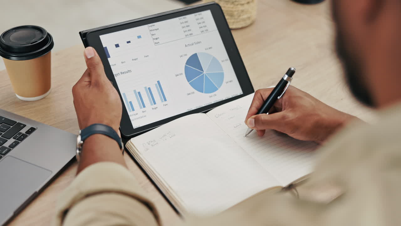 pantalla de tableta, gráficos y planificación de las manos del hombre