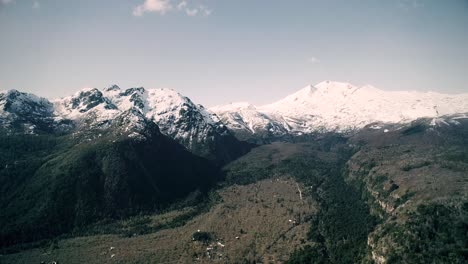 cámara lenta, imágenes de drones en 120 fps slog-2 en la ciudad montañosa de chillan en chile