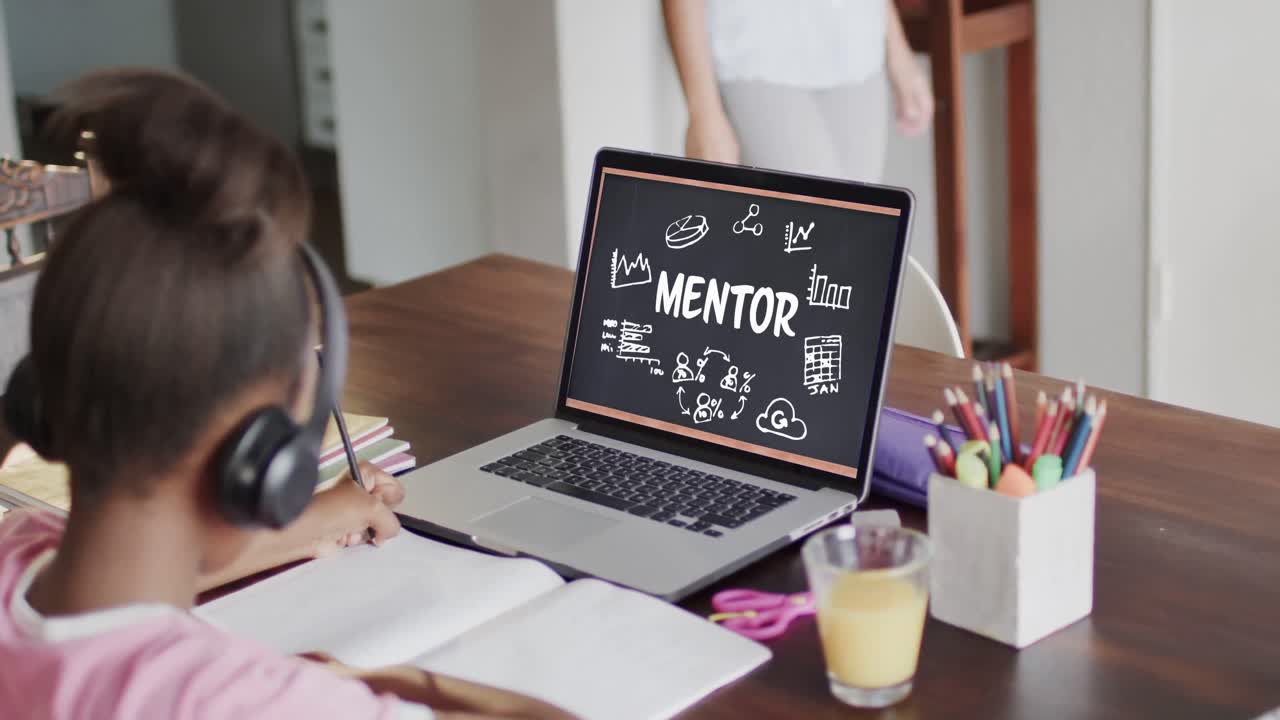 노트북에서 아프리카계 미국인 여학생의 작곡 멘토 텍스트와 함께 온라인 학습