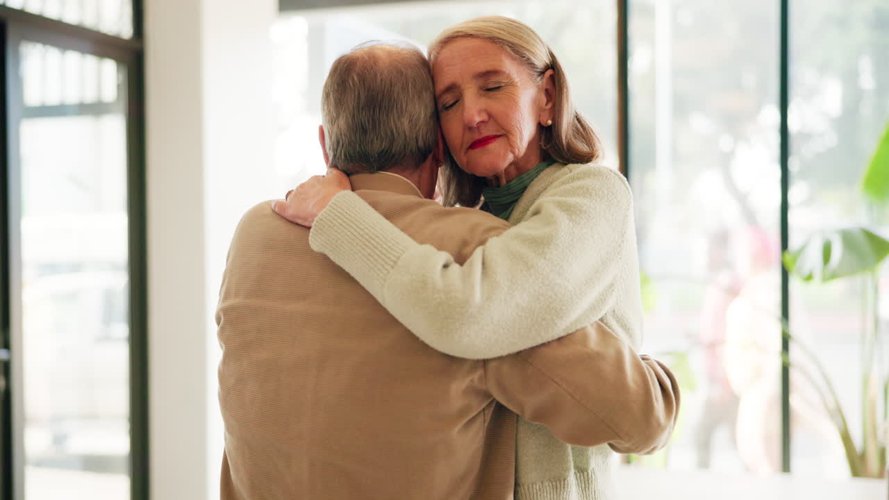 은 부부가 안고 있습니다.