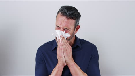 hombre con resfriado o gripe