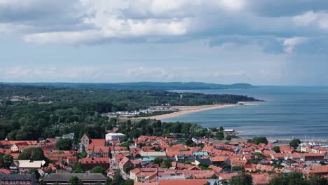 telefoto aérea del paisaje escénico detrás de los techos de la ciudad de simrishamn, suecia