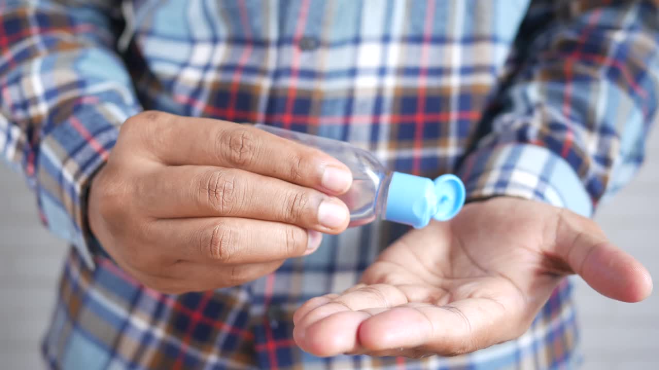 aplicación de desinfectante para las manos