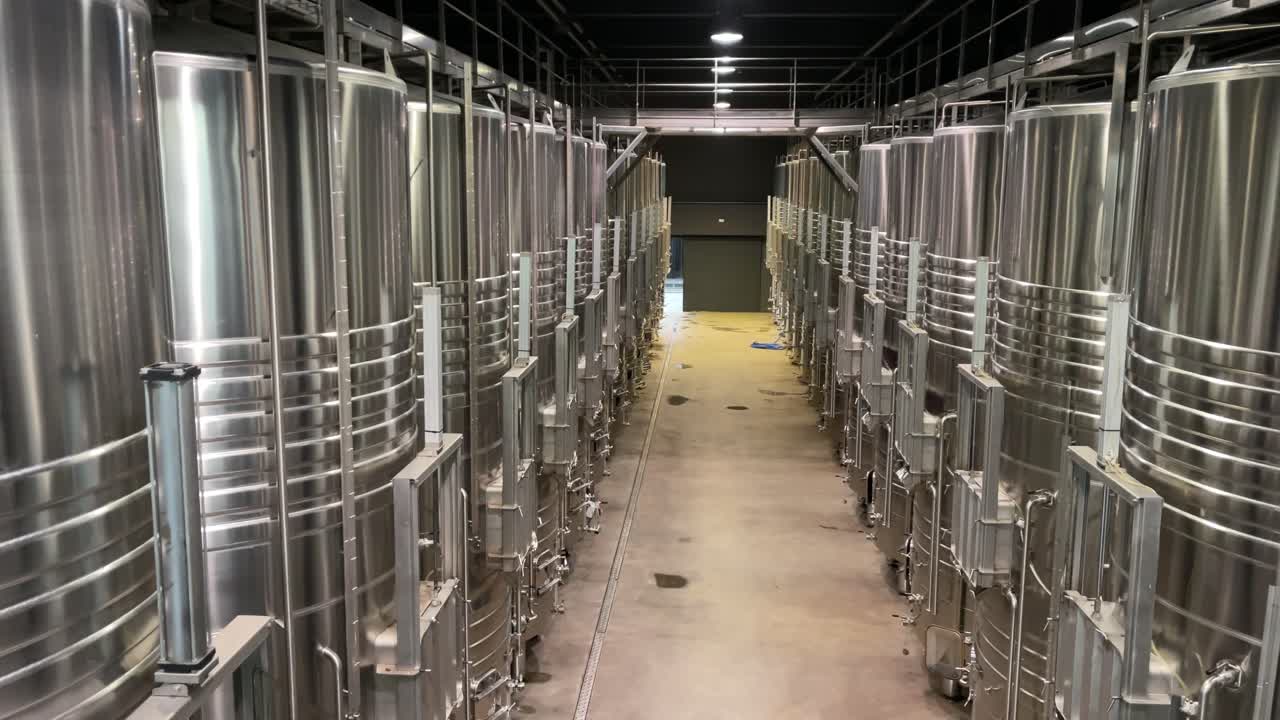 스페인 소몬타노와 리오하의 와인 셀러 배럴 및 정교화 과정, 시음 금속 후퍼 짐벌 촬영