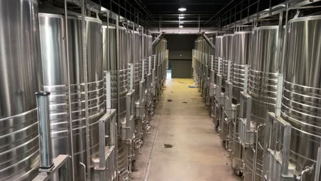 bodegas de vino en somontano y rioja en españa barricas y proceso de elaboración, degustación de aros metálicos gimbal shoot