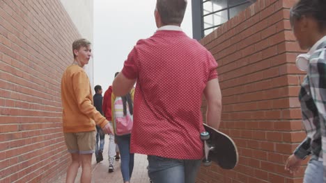 Estudiantes-Caminando-En-Los-Terrenos-De-Su-Escuela-Secundaria