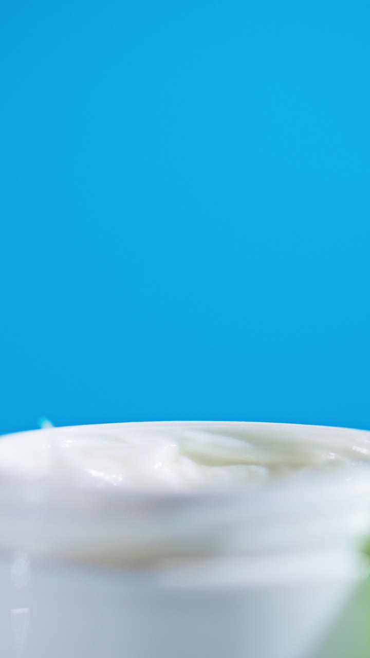 얼굴 크림을 적용하는 것