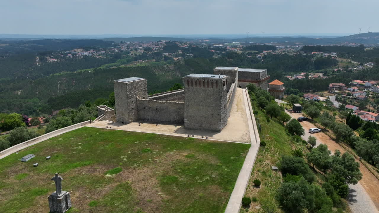 Ripresa panoramica con drone nei dintorni del Castelo de Ourém, giornata di sole in Portogallo