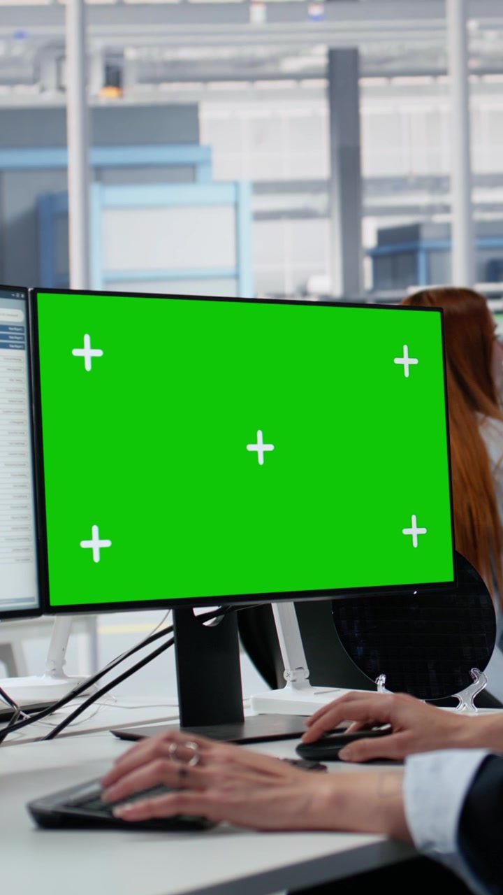 Vertikal video: Mockup PC brugt af kvinde på kontor i halvlederfabrik