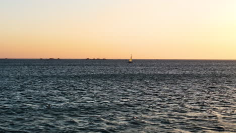 Aventuras-En-Velero-Al-Atardecer