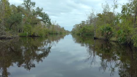 4K-cinematic-footage-of-Swamplands-outside-New-Orleans,-in-Louisiana,-USA