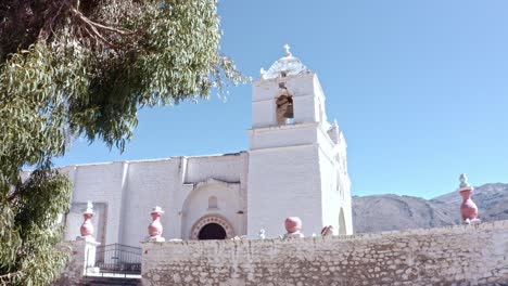 Toma-Aerea-Del-Barrio-De-Maca,-Junto-A-Su-Templo