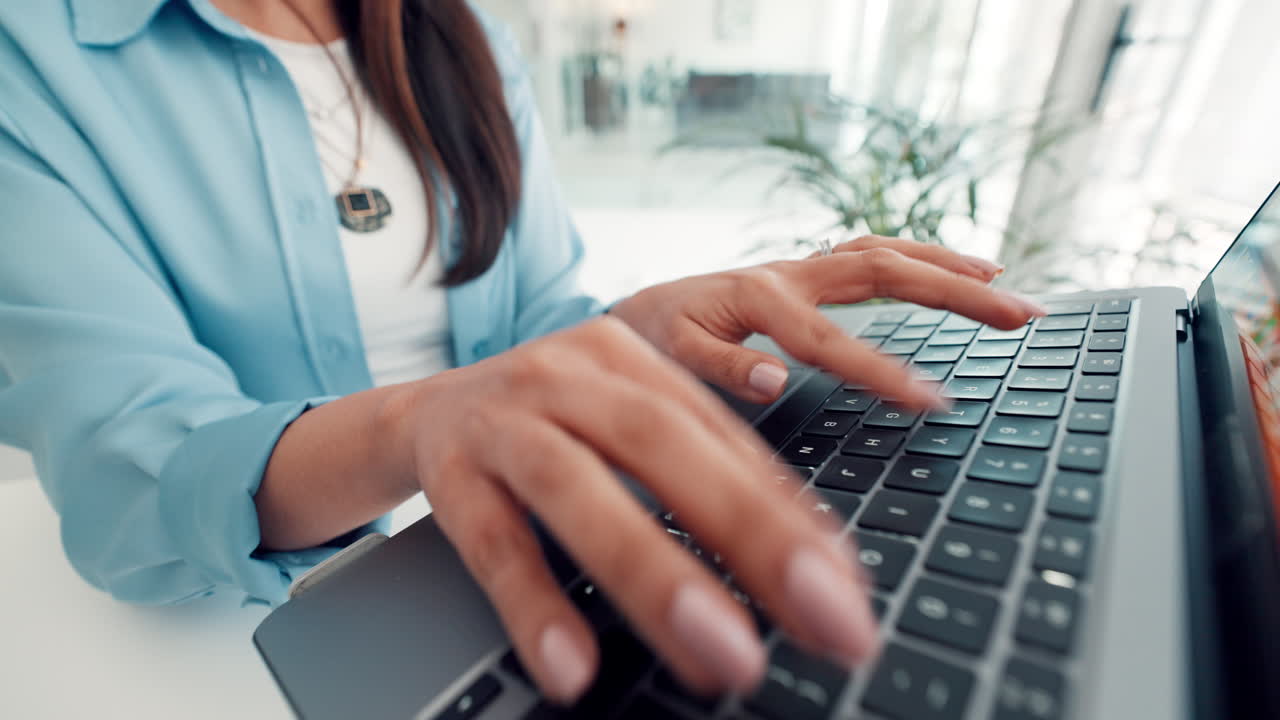 Frau tippt auf Laptop-Tastatur
