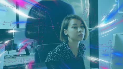 animación fórmulas matemáticas sobre mujer de negocios usando computadora