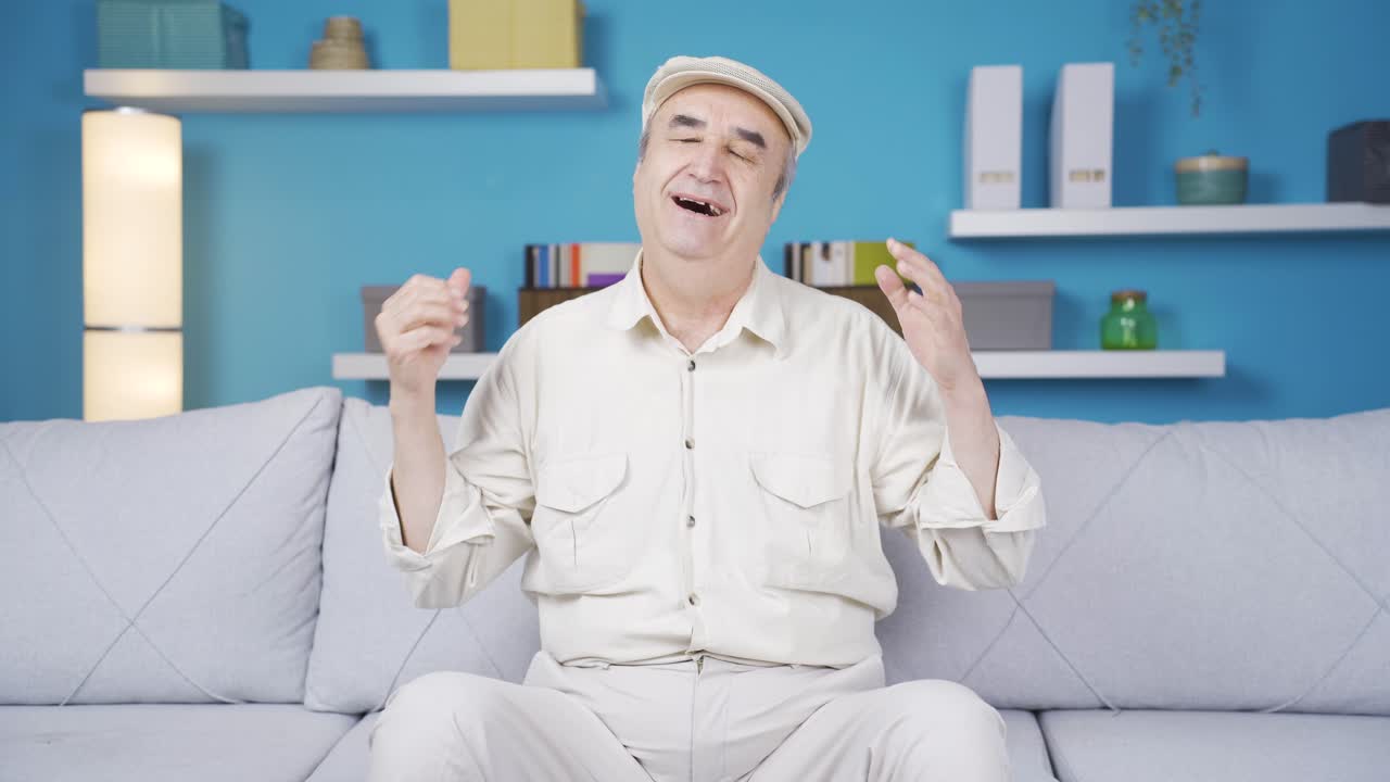 그리고 재미있는  ⁇ 은이는 흥분하고 기 ⁇ 합니다.