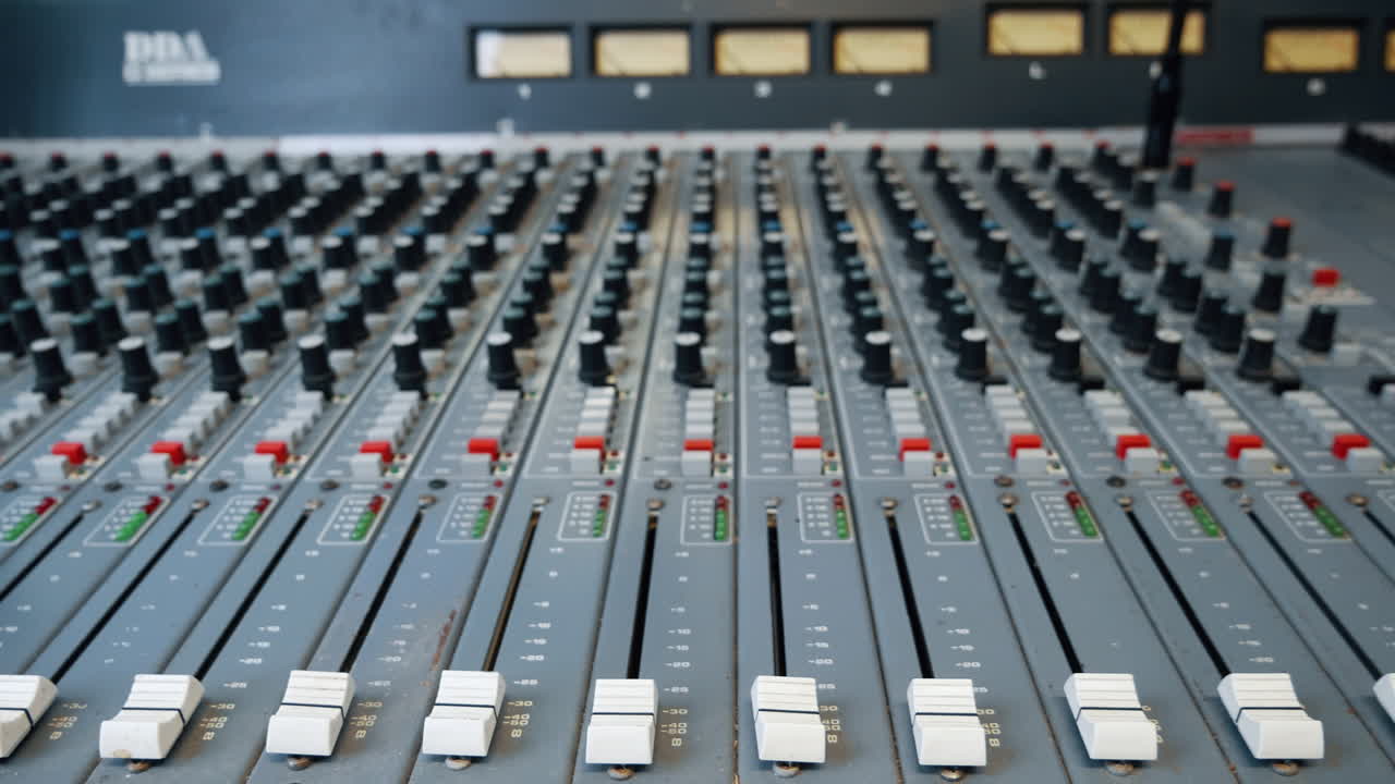 faders de mesa de mezclas de estudio de grabación vintage