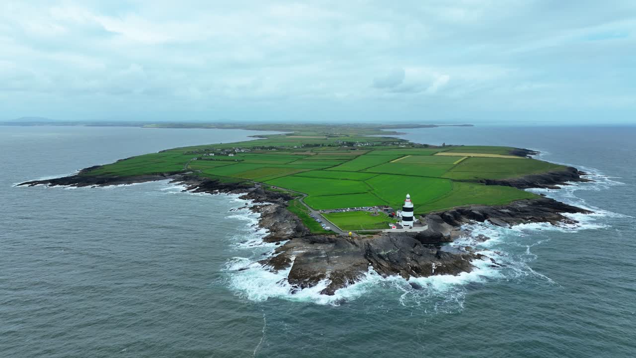 웨크스포드 (wexford) 에 있는 스포드 에픽 (epic) 로케이션: 호크 헤드 반도 (hook head peninsula) 와 등대 (lighthouse) 의 바다에서 드론으로 볼 수 있는 풍경, 아일랜드 바다 (irish sea) 로 어 있는 은 땅줄기.