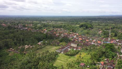 Imágenes-Aéreas-De-La-Aldea-De-Ubud-En-Bali,-Indonesia.