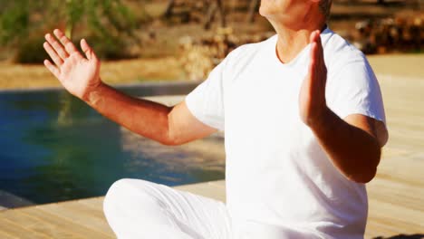 hombre mayor haciendo meditación en el resort 4k