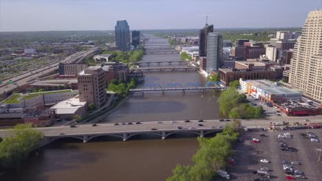 Drohnenaufnahme-Der-Skyline-Von-Grand-Rapids