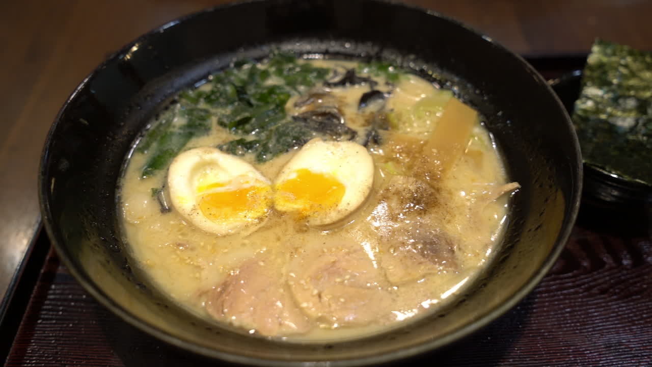 ramen con huevo y algas - estilo de comida japonesa