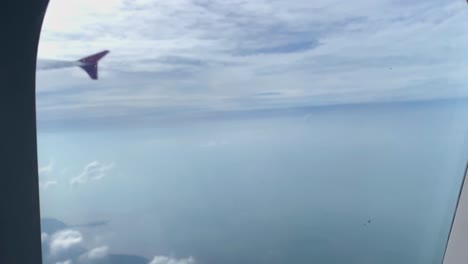 hermosa vista aérea vista a través de la ventana de un avión volando