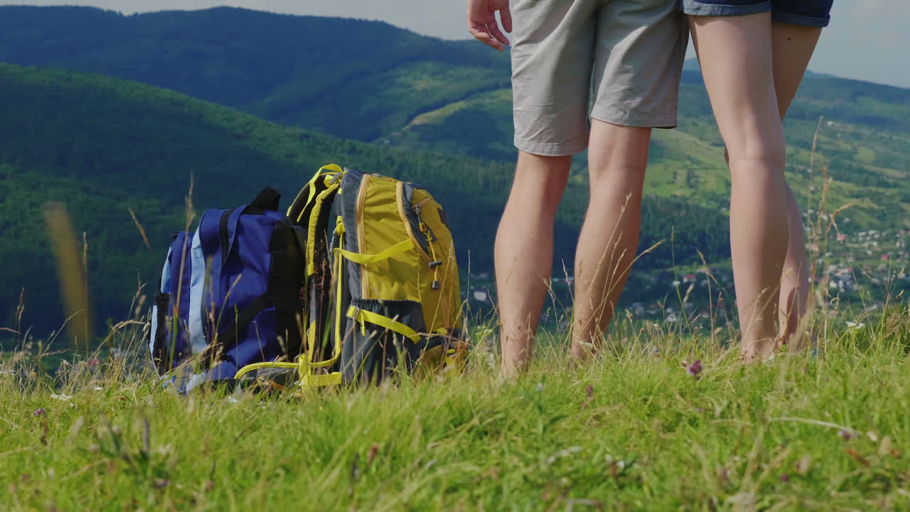 un par de viajeros abrazándose y esperando el hermoso paisaje montañoso