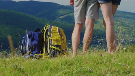 un par de viajeros abrazándose y esperando el hermoso paisaje montañoso