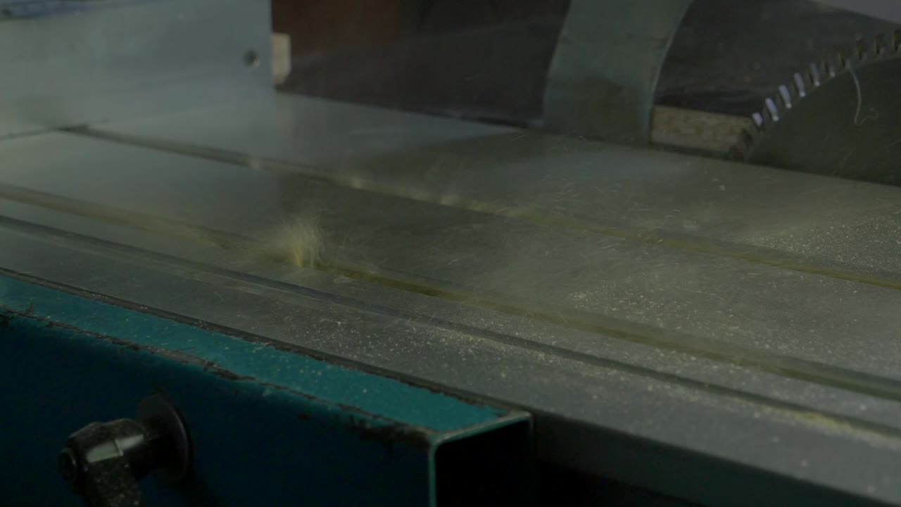 sierra de mesa en acción