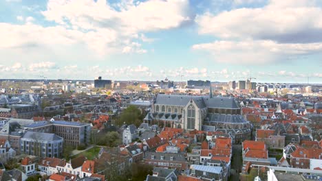 Toma-Aérea-Del-Centro-Histórico-De-La-Ciudad-De-Leiden,-Países-Bajos,-Con-El-Pieterskerk,-El-Canal-De-Rapenburg-Y-La-Facultad-De-Derecho-De-La-Universidad-De-Leiden