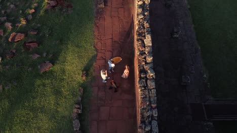 Vista-Aérea-De-Modelo-Y-Fotógrafo-Tomando-Fotografías-En-Ruinas-Históricas-En-América-Del-Sur