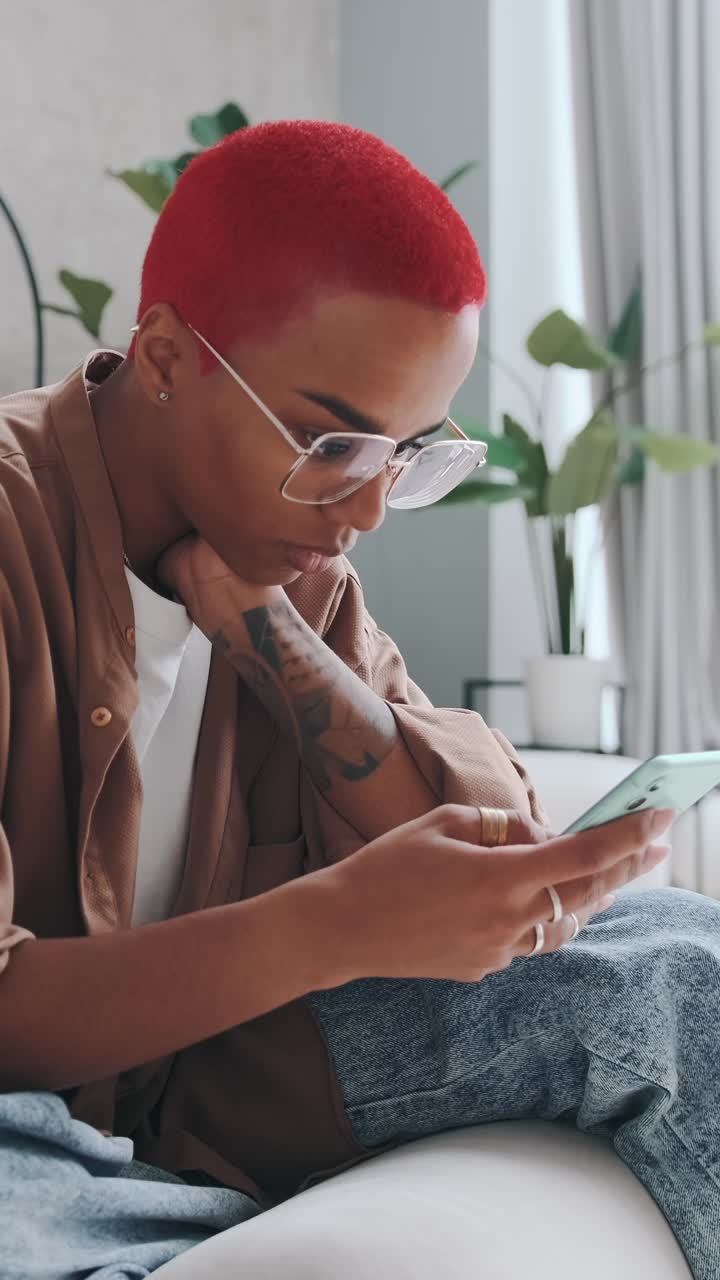 un momento sorprendente se desarrolla cuando el joven reacciona a noticias inesperadas en casa.